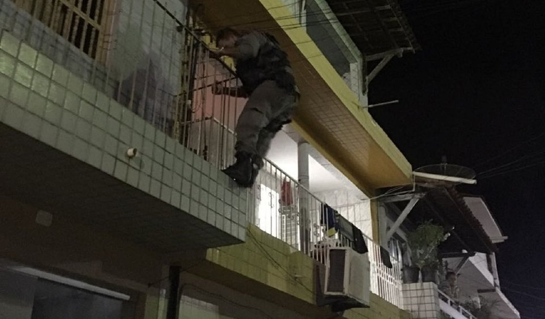 Pais deixam menino de 2 anos sozinho em casa para ir a show em AL e são presos