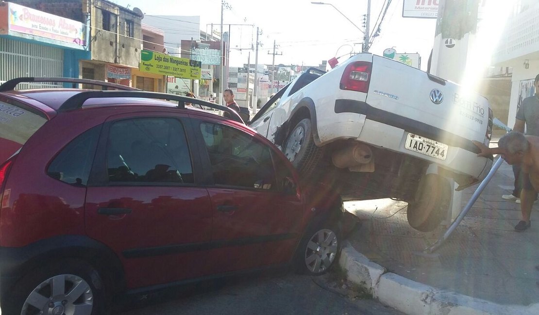 Imprudência: motorista avança cruzamento e provoca acidente em avenida
