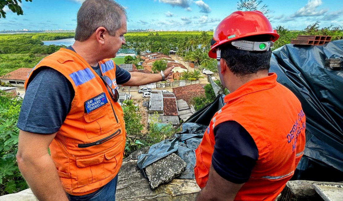Após fortes chuvas, Defesa Civil vistoria residências em área de risco de Coqueiro Seco