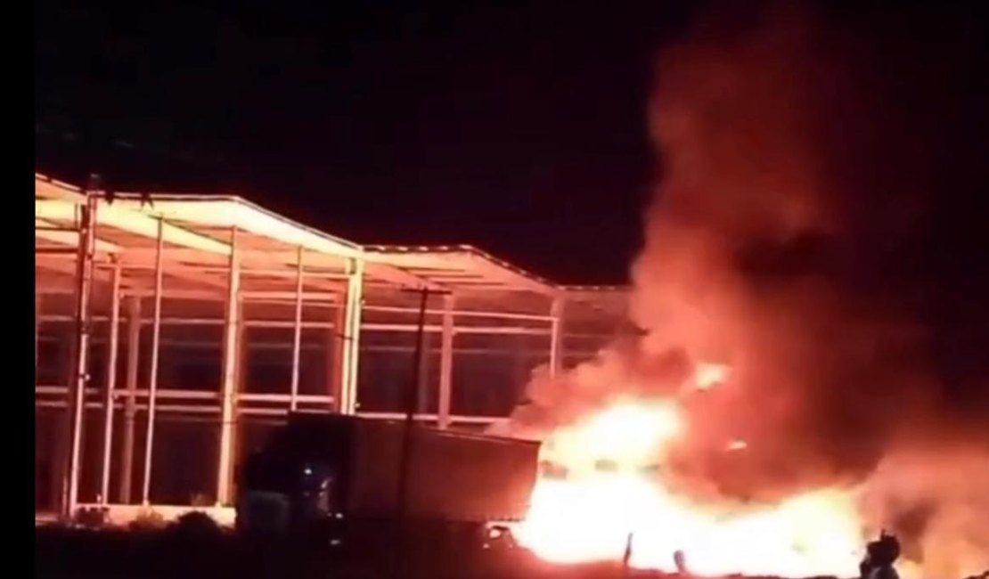 Incêndio atinge caminhão no centro de distribuição de empresa de construção, em Rio Largo
