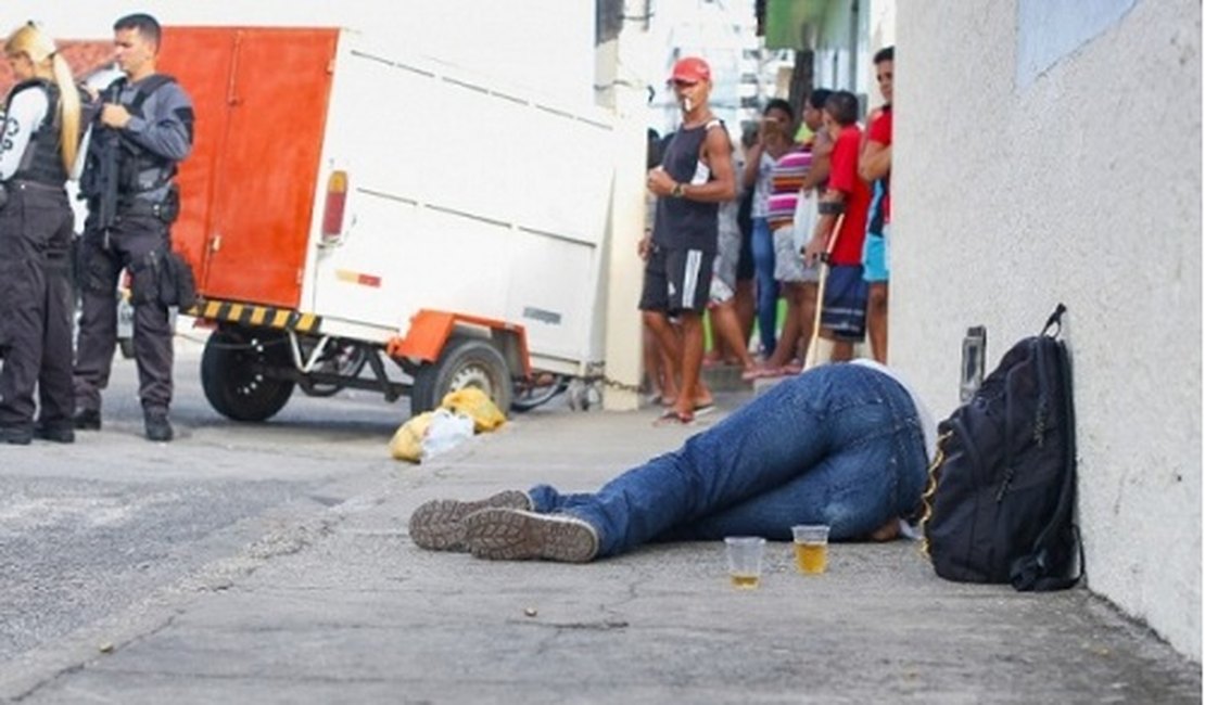 Homem é executado enquanto bebia com amigo em espetinho