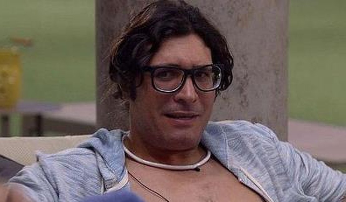 Ex-BBB Ilmar vai posar pelado e ensaio será numa cozinha