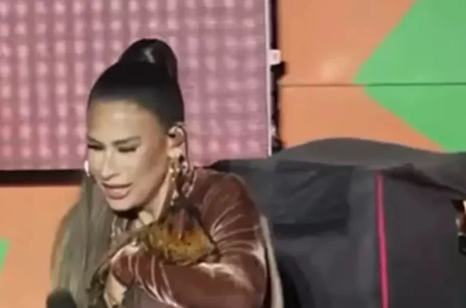 Simone Mendes ganha galinha de presente durante show no São João de Campina Grande e adota animal no palco