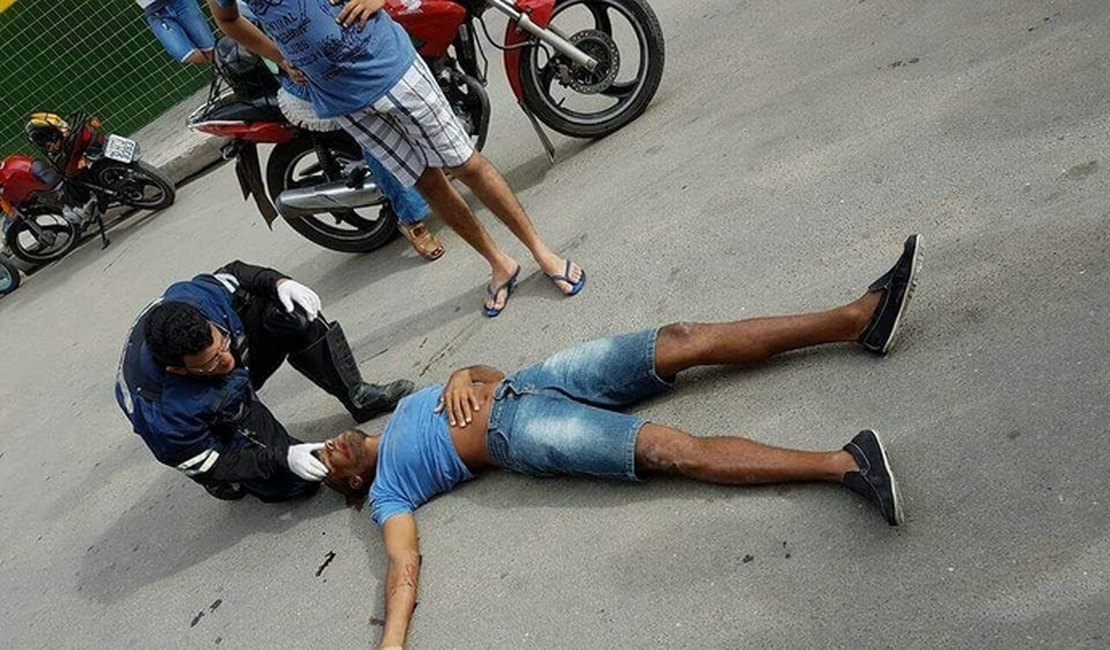 Pai e filho ficam feridos após colisão entre moto e carro em Arapiraca