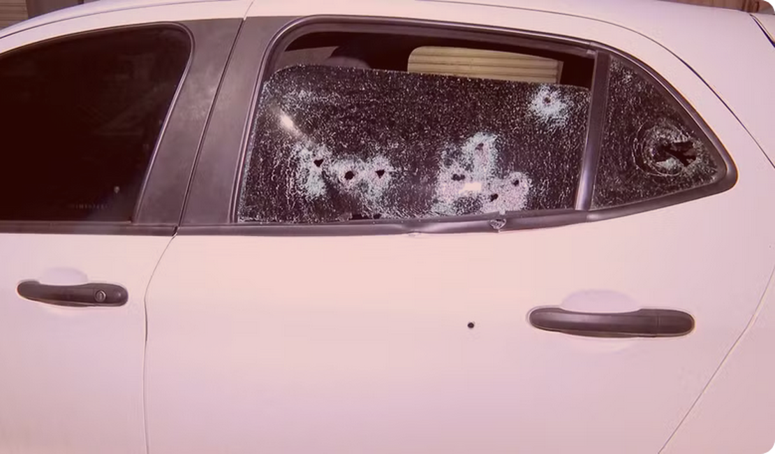 Criança morre baleada após carro da família ser atacado por engano durante troca de tiros entre facções no ES