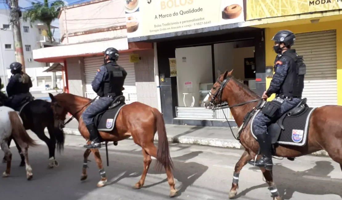 Homem com passagens por roubo é flagrado com armas brancas em Arapiraca