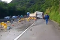 Carreta com carga de cerveja tomba na BR-101, em Flexeiras