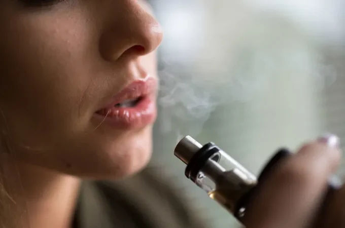 Plataformas devem remover propagandas de cigarros eletrônicos