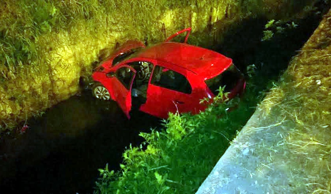 Mulher perde controle da direção e carro cai no canal em Arapiraca
