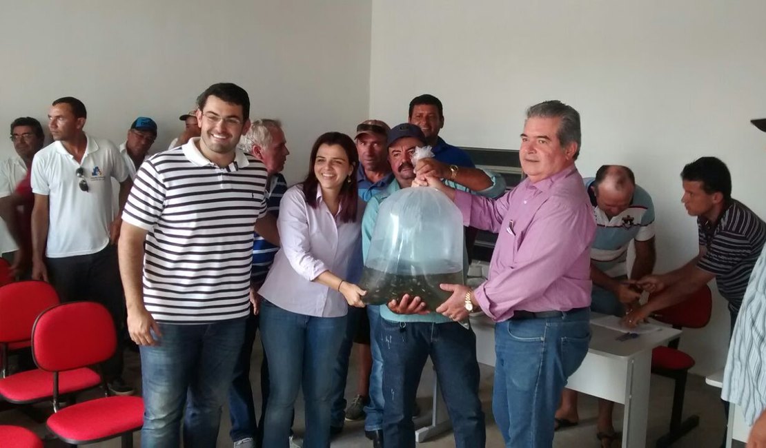 Agricultores familiares recebem doação de 40 mil alevinos