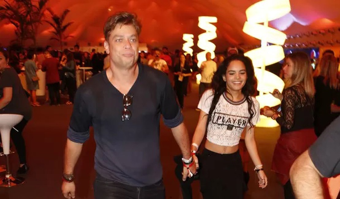 Fábio Assunção assume que está namorando Carol Macedo, 22 anos mais jovem
