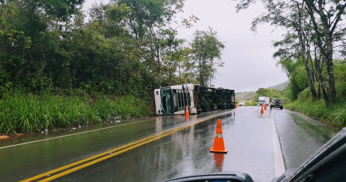 Carreta Que Tombou Na Tarde De Domingo Continua Interditando Trecho Da