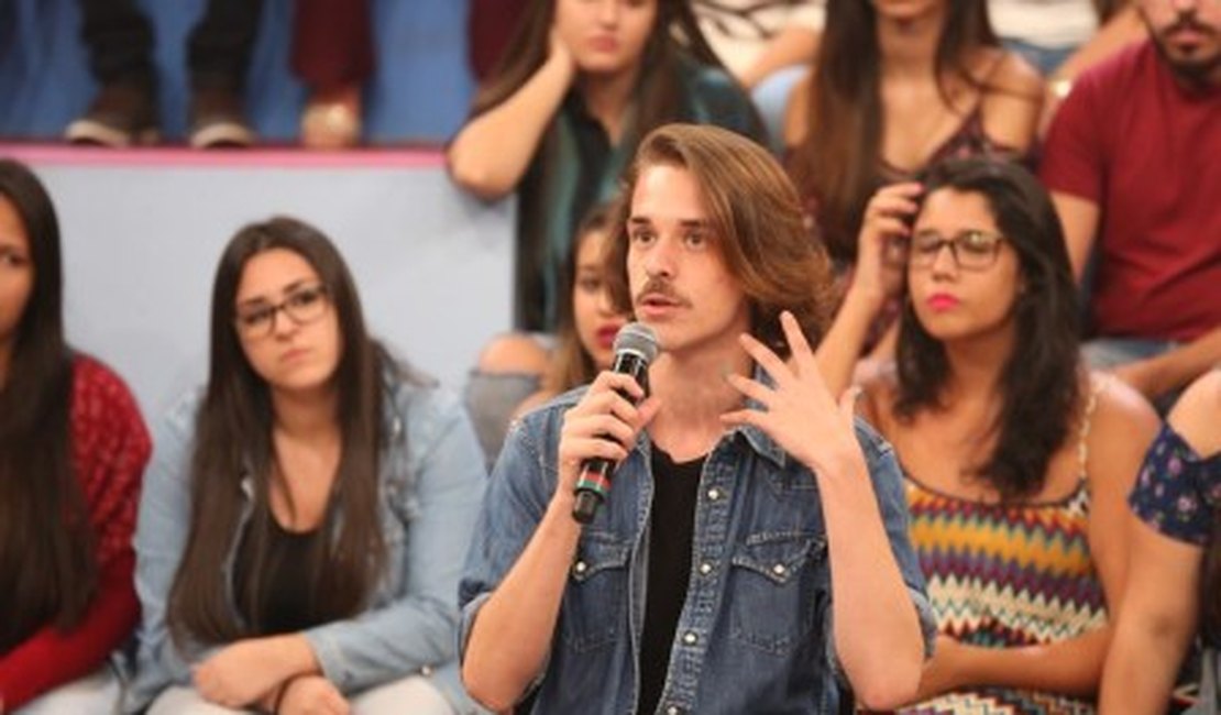 Ator soropositivo dá depoimento no 'Altas Horas': 'Desde a descoberta não me vitimei'