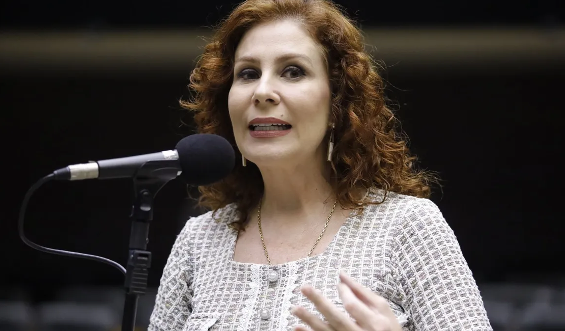 Interpol inclui Carla Zambelli na lista de difusão vermelha a pedido de Moraes