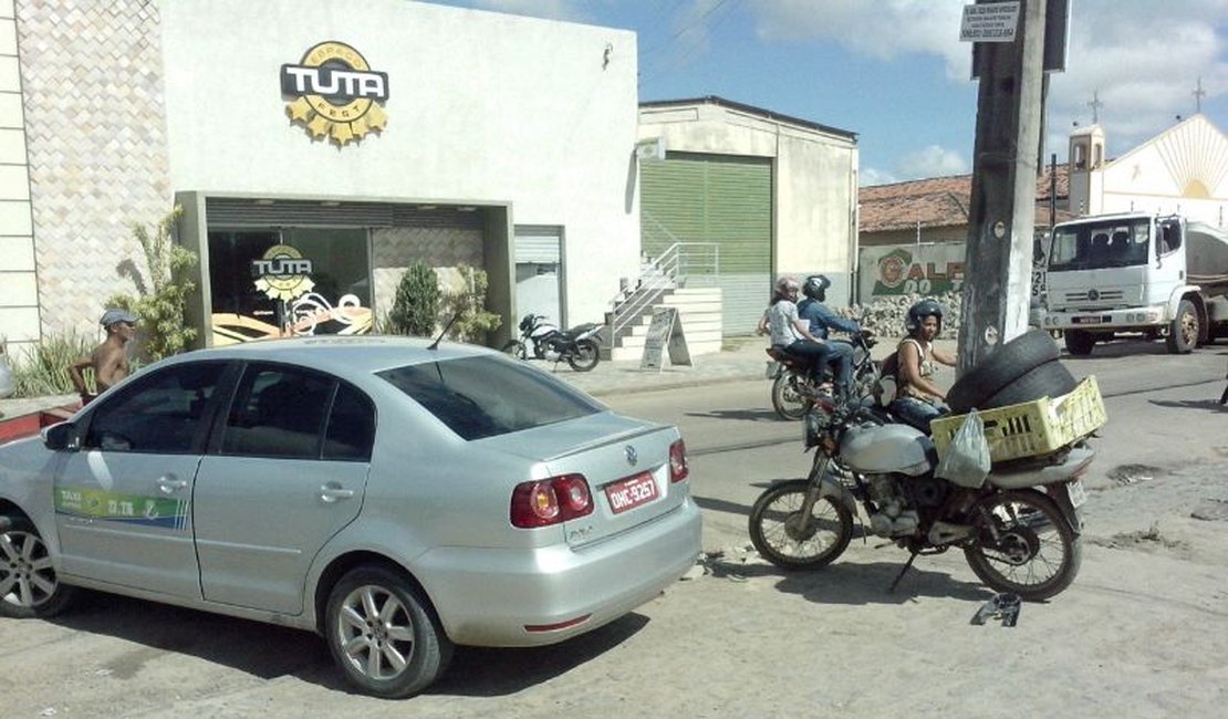 Carro e moto se envolvem em acidente no bairro Baixa Grande em Arapiraca