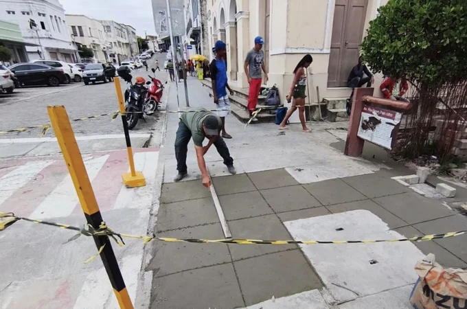 Calçadão ao lado do Theatro Sete de Setembro, em Penedo, recebe melhorias na rede de esgoto