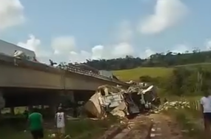 Motorista fica ferido após caminhão tombar e cair de ponte em Jequiá da Praia