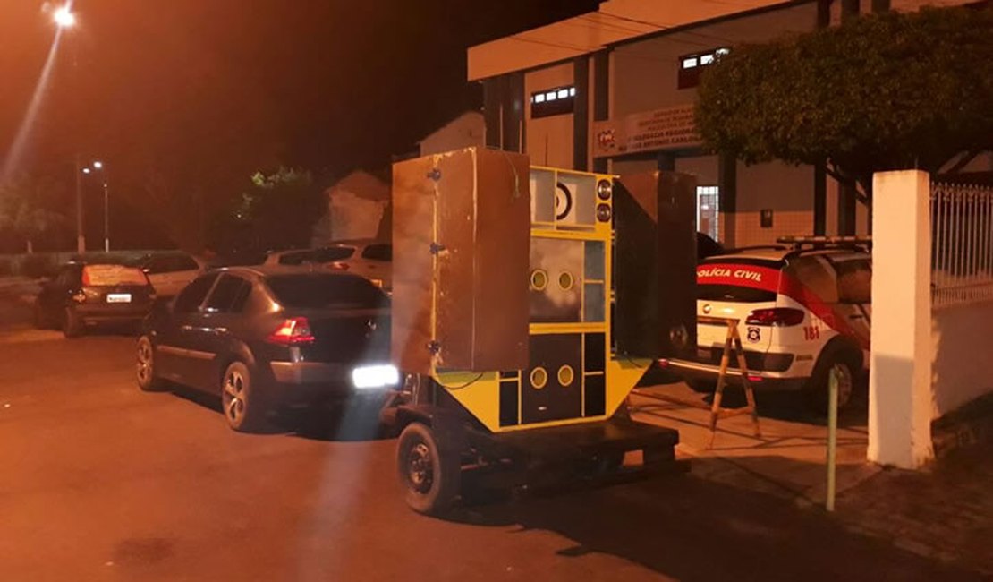 Polícia apreende 'paredões de som' e encaminha infratores a delegacia