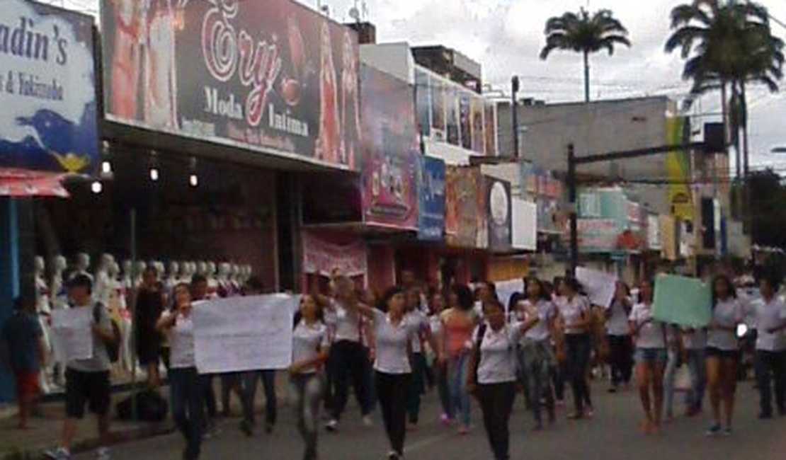 Estudantes da Escola José Quintella Cavalcanti realizam protesto em Arapiraca