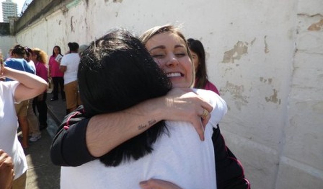 Longe da mídia, Andressa Urach leva esperança a presidiárias: ‘Me sinto útil’