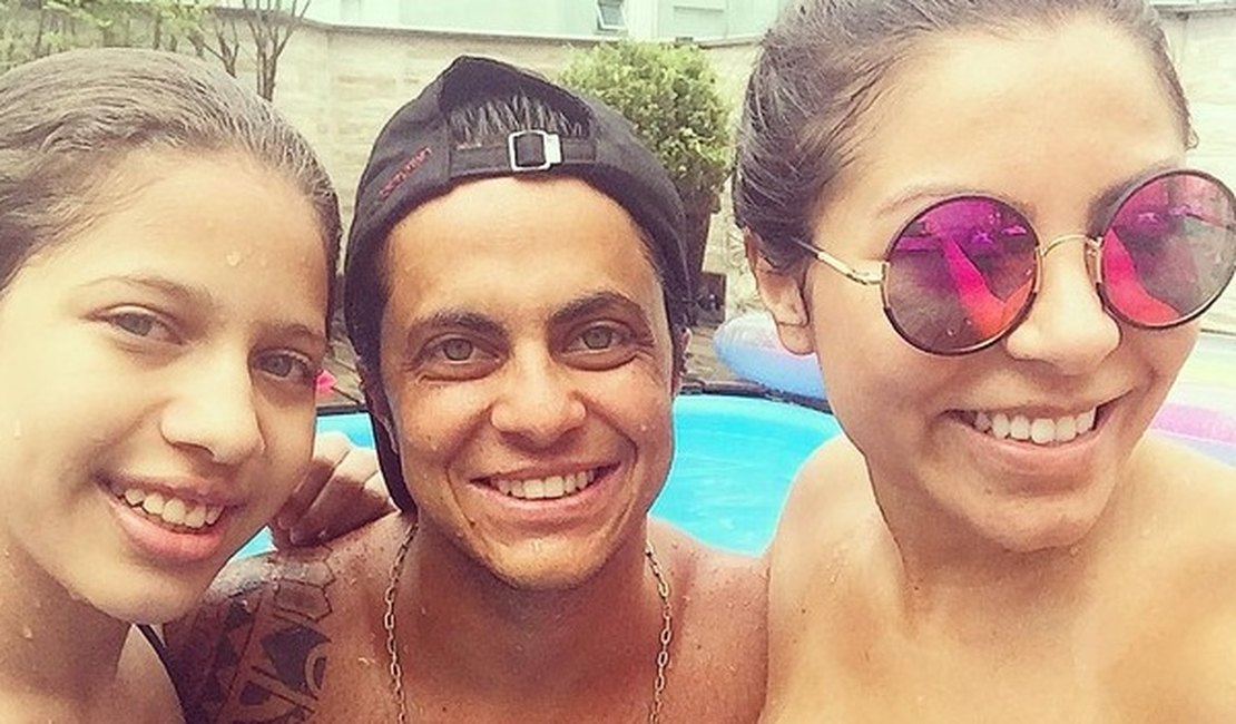 Thammy Miranda exibe peitoral peludo em dia de piscina com namorada