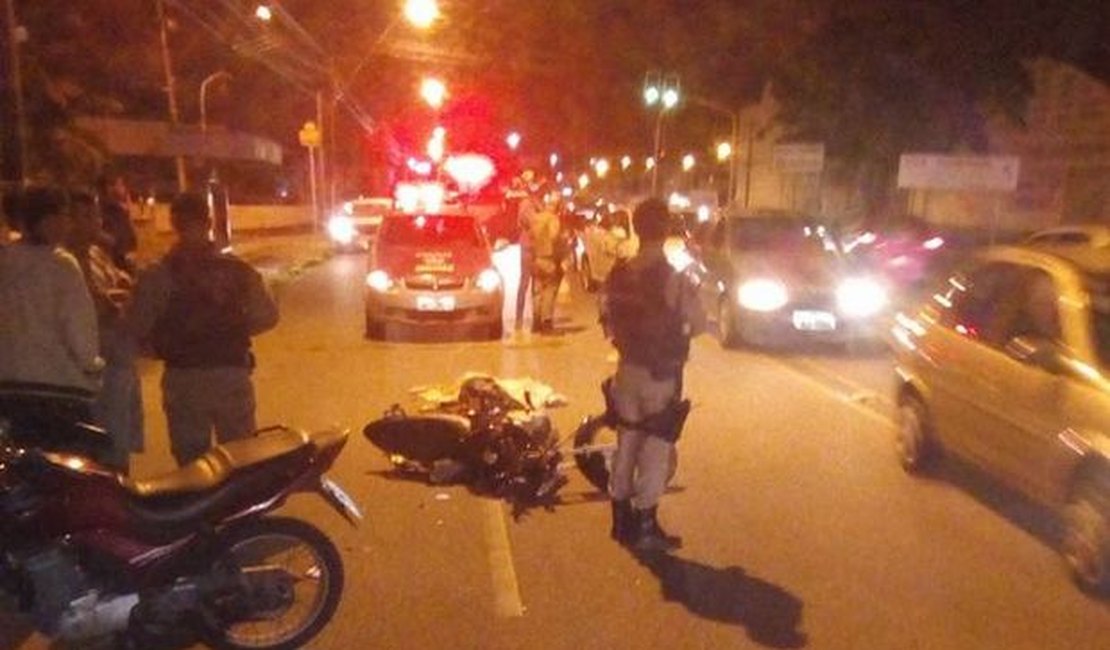 Motociclista se desequilibra e é atropelado por caminhão em Maceió