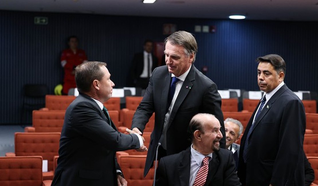 Bolsonaro e Cid apertam as mãos antes de interrogatório ao STF