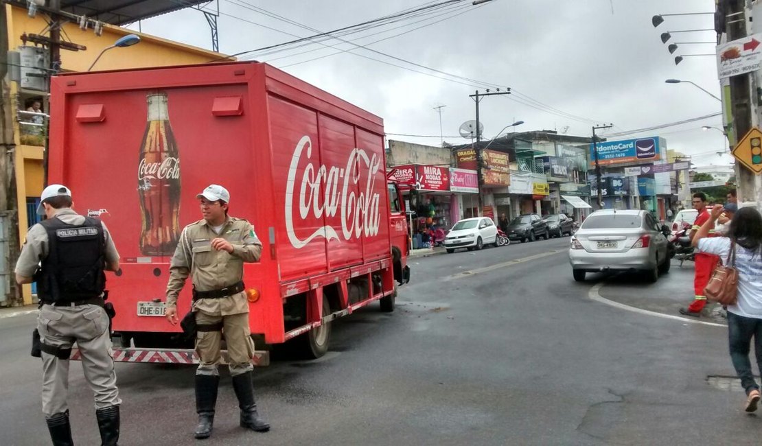 Caminhão da Coca-Cola colide na traseira de veículo, na 15 de Novembro, em Arapiraca