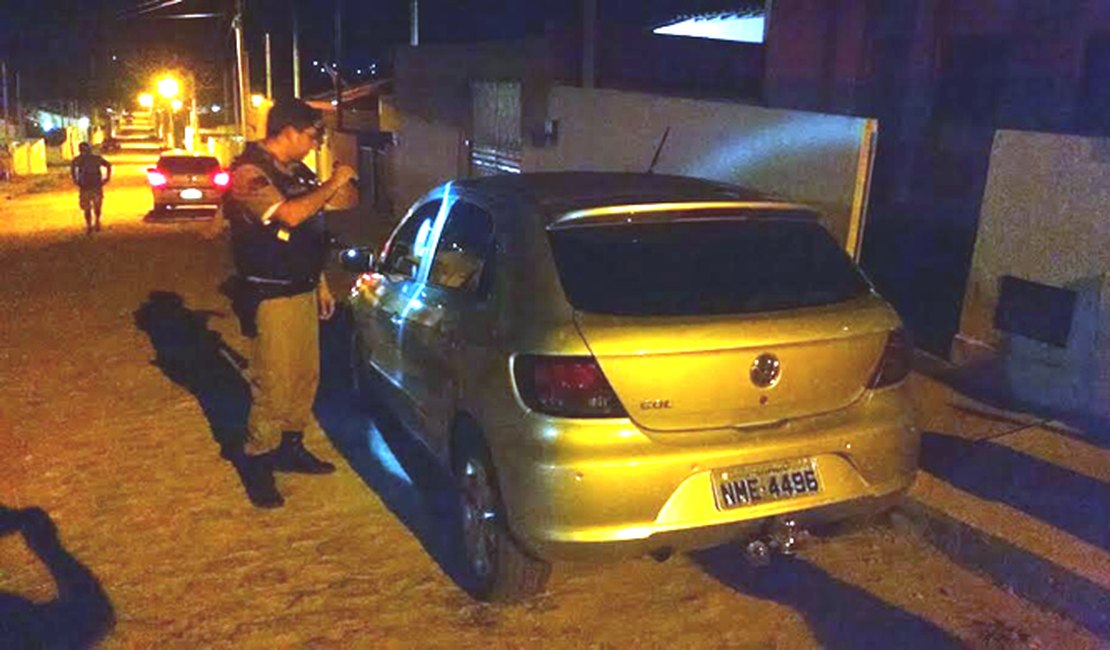 Carro roubado é encontrado dentro de condomínio, em Arapiraca