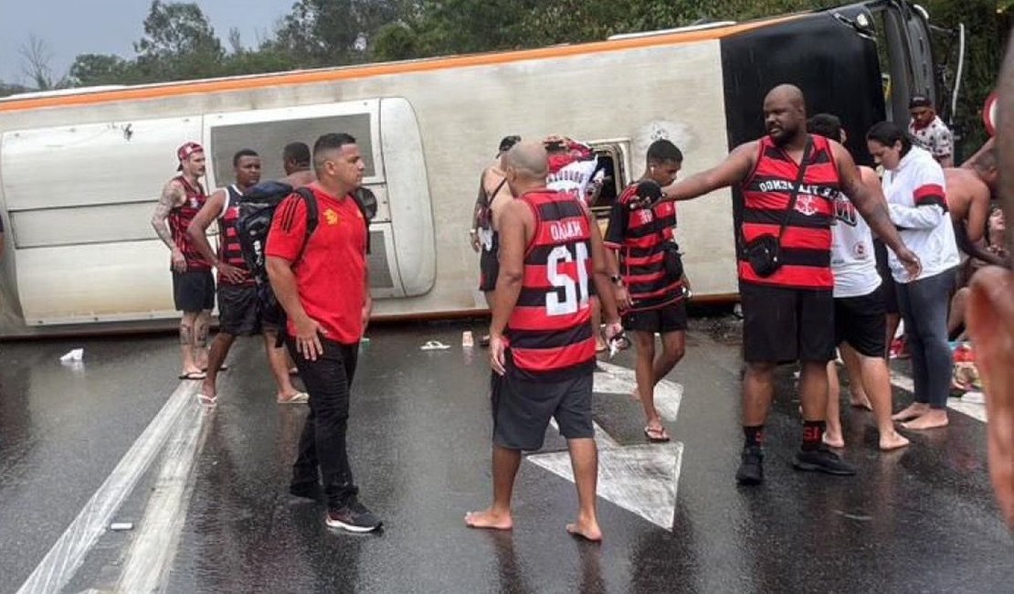 Ônibus com torcedores do Flamengo capota a caminho de Buenos Aires e deixa 46 feridos