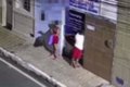 VÍDEO: Casal tenta invadir funerária na mesma madrugada de furto à salão de beleza em Arapiraca; locais ficam perto do Parque Ceci Cunha