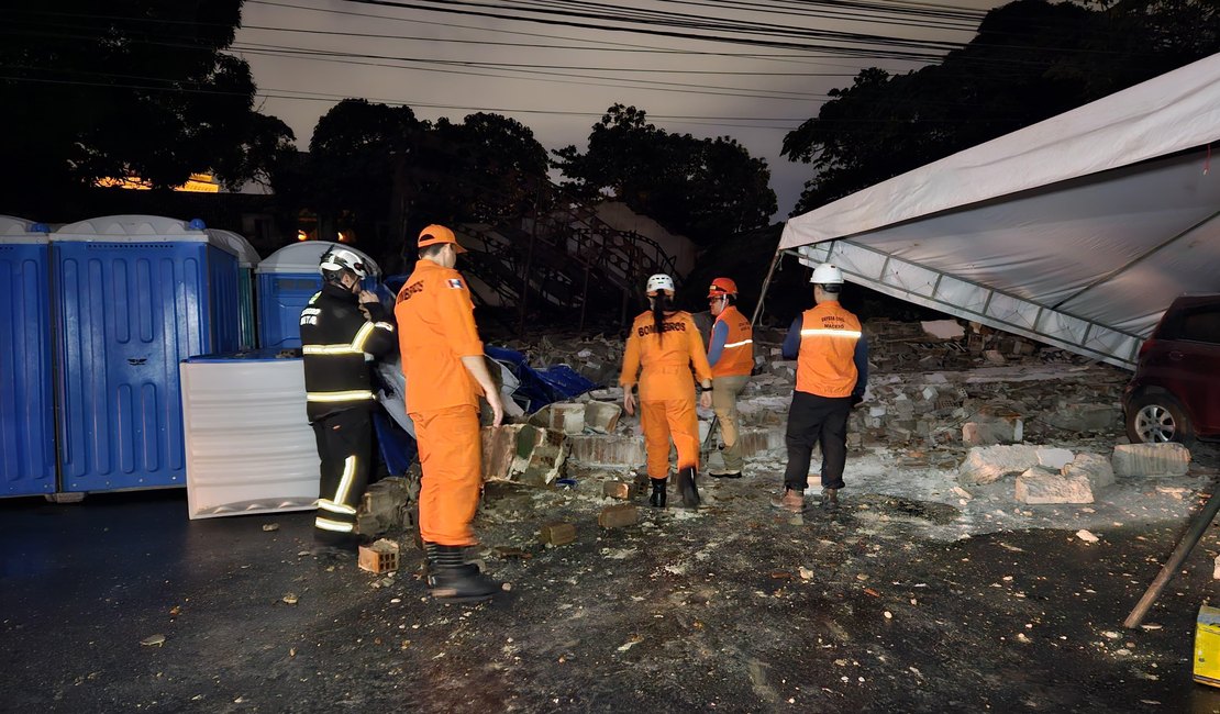 Câmeras da SSP flagram momento do desabamento de galpão, que deixou quatro feridos, em Maceió; assista