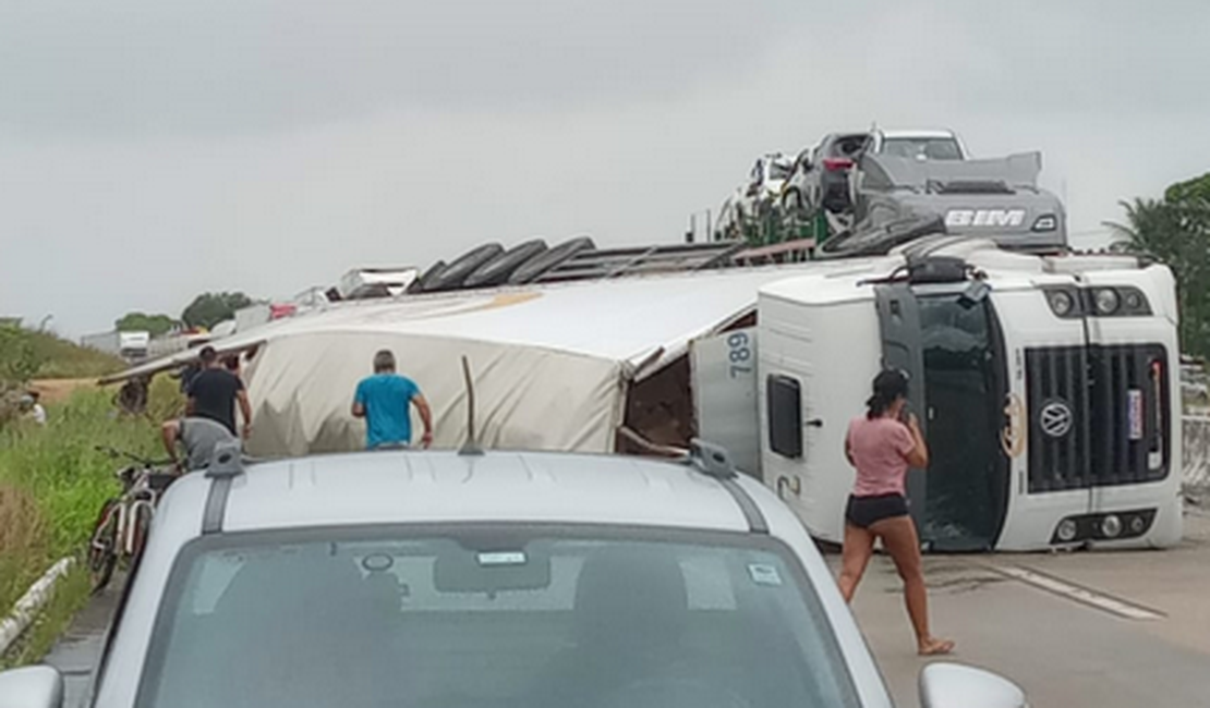 Carreta tomba e trecho da BR-101 fica interditado em Junqueiro