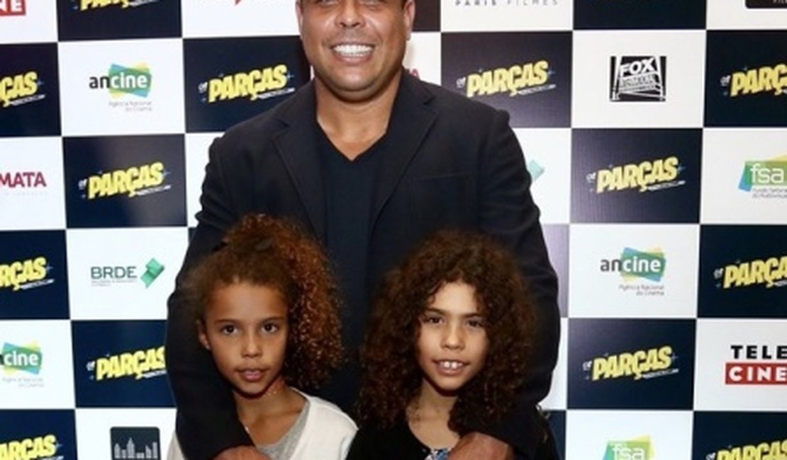Ronaldo curte cinema com as filhas e semelhança volta a impressionar