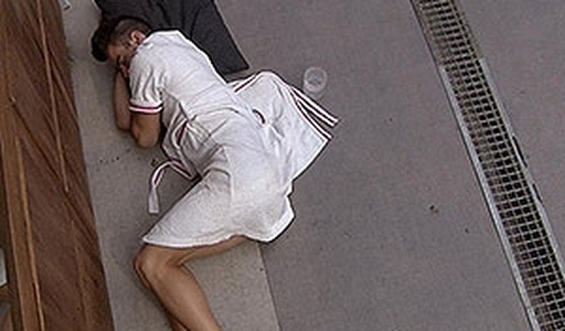 Triste por saída de Talita, Rafael fica cabisbaixo e deita no chão