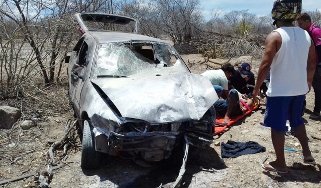 Dois homens ficam feridos após carro capotar na AL-225