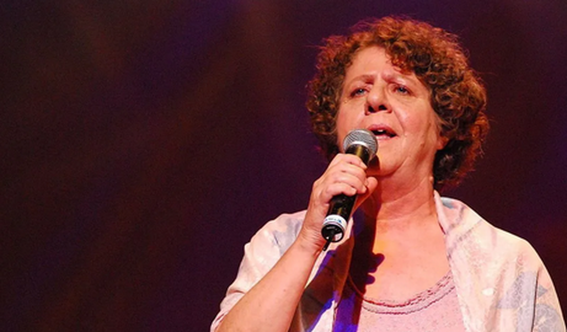 Morre a cantora e compositora Cristina Buarque, irmã de Chico, aos 74 anos