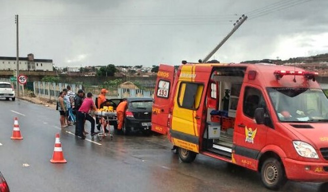Motorista perde controle de veículo e fica ferido após bater em poste, em Arapiraca