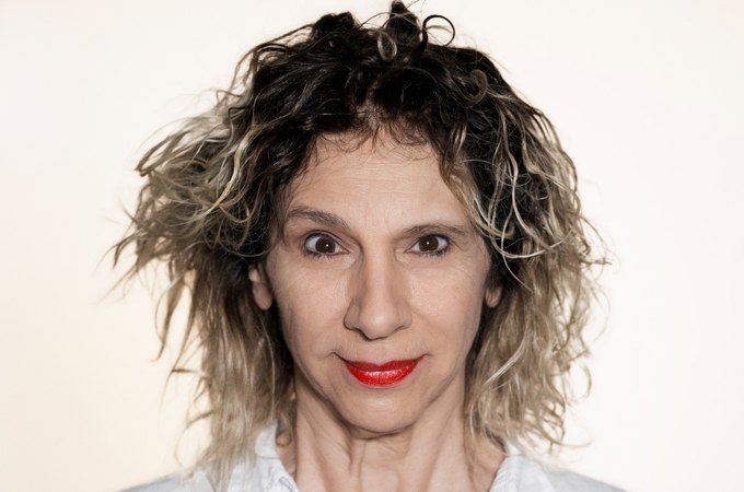 Denise Stoklos apresenta a leita de 'um fax para Colombo'