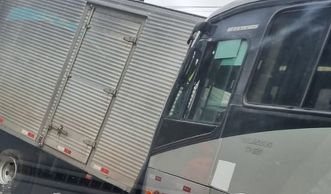 Acidente envolve ônibus, caminhão-baú e carro na AL-416, em Ibateguara