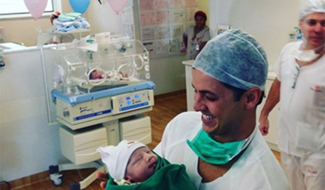 Fernanda Gentil dá à luz seu primeiro filho, Gabriel