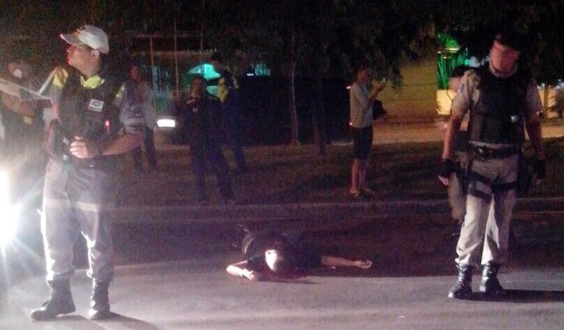 Homem supostamente embriagado deita na pista e morre atropelado por moto