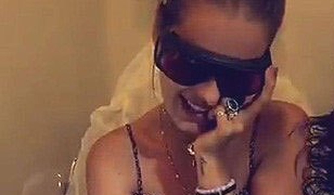 ‘’Cheiro de carne queimada’’, diz Yasmin Brunet em sessão para remoção de tatuagem no pulso