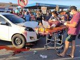 Condutor de carro realiza conversão irregular e atinge família que seguia em motocicleta, em Arapiraca