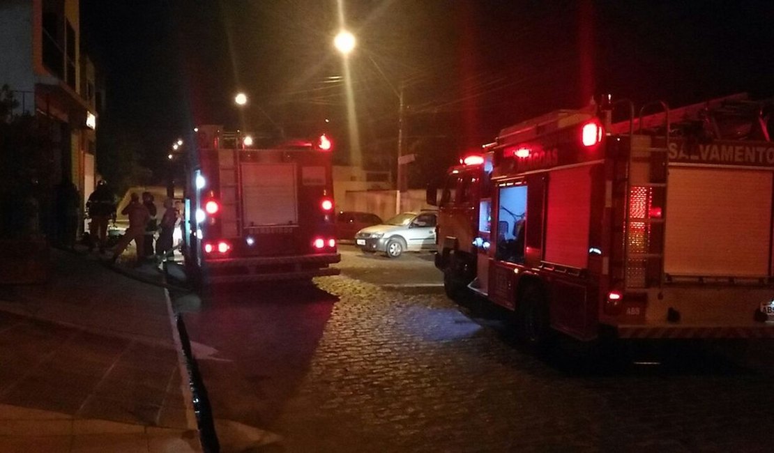 Incêndio atinge cômodo de residência, em Maceió