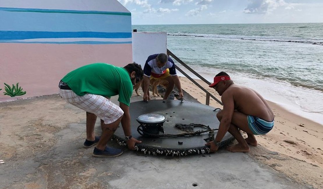 Objeto usado em pesca em alto mar é achado boiando em praia de Maceió