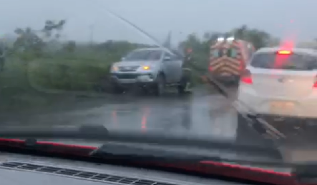 Capotamento de carro deixa jovem inconsciente e com fratura na AL-115, em Lagoa da Canoa