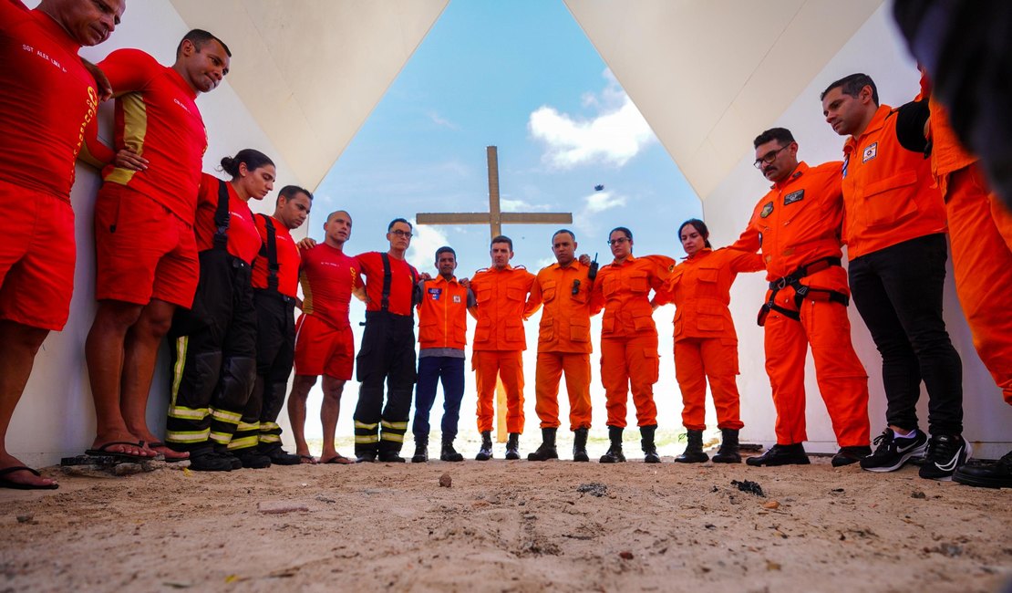 Corpo de Bombeiros de Alagoas presta homenagem a militares mortos em acidente no Rio Grande do Sul