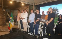 Entrega de pavimentação de ruas no bairro Jardim Tropical