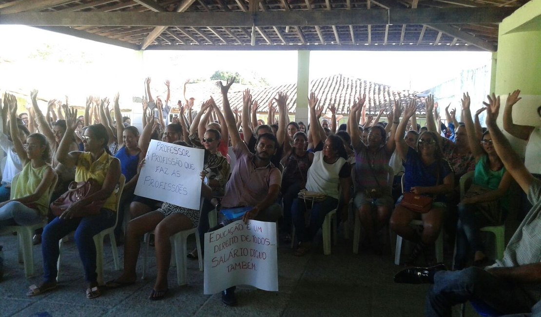 Em Assembleia, professores de Limoeiro de Anadia decidem continuar em greve